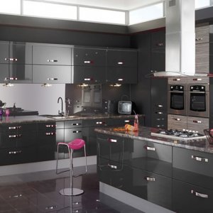 Cocina con frentes ALTO BRILLO grafito y sobre blanco