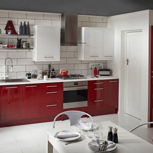 Cocina con frentes ALTO BRILLO rojo y sobre blanco