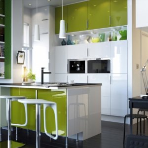 Cocina con frentes verdes y blanco de ALTO BRILLO