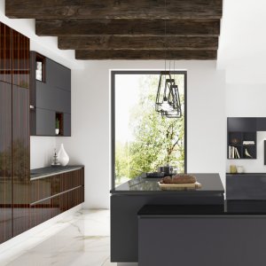 Cocina con frentes ALTO BRILLO tono madera y sobre negro