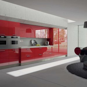 Cocina con frentes ALTO BRILLO rojo y sobre gris