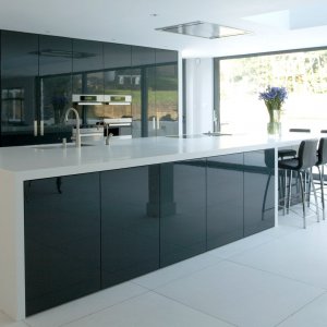 Cocina con frentes ALTO BRILLO negro y sobre blanco