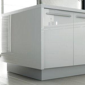 Cocina con ALTO BRILLO blanco con rodapie gris opaco