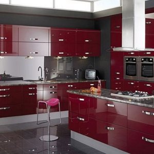 Cocina con frentes ALTO BRILLO rojo y sobre granito