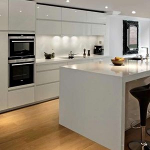 Cocina con frentes ALTO BRILLO y sobre de cuarzo blanco