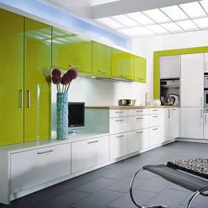 Cocina con frentes ALTO BRILLO verde y sobre de madera