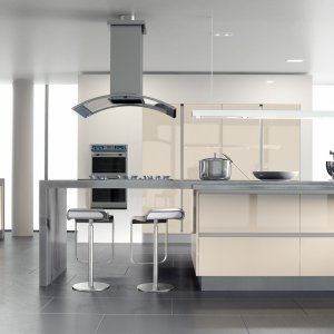 Cocina con frentes ALTO BRILLO crema, sobre y rodapie gris