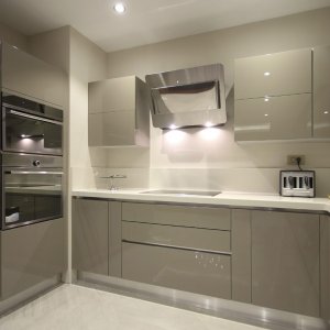 Cocina con frentes ALTO BRILLO gris claro y sobre blanco