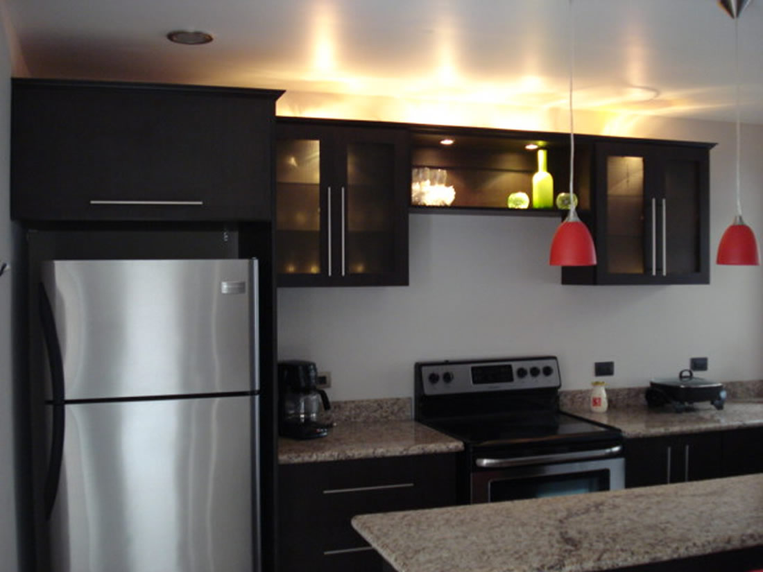 imagen principal muebles de cocina con isla en pasillo color chocolate