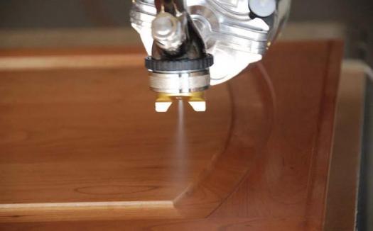 Imagen sobre la aplicación de acabados en muebles de cocina de madera.